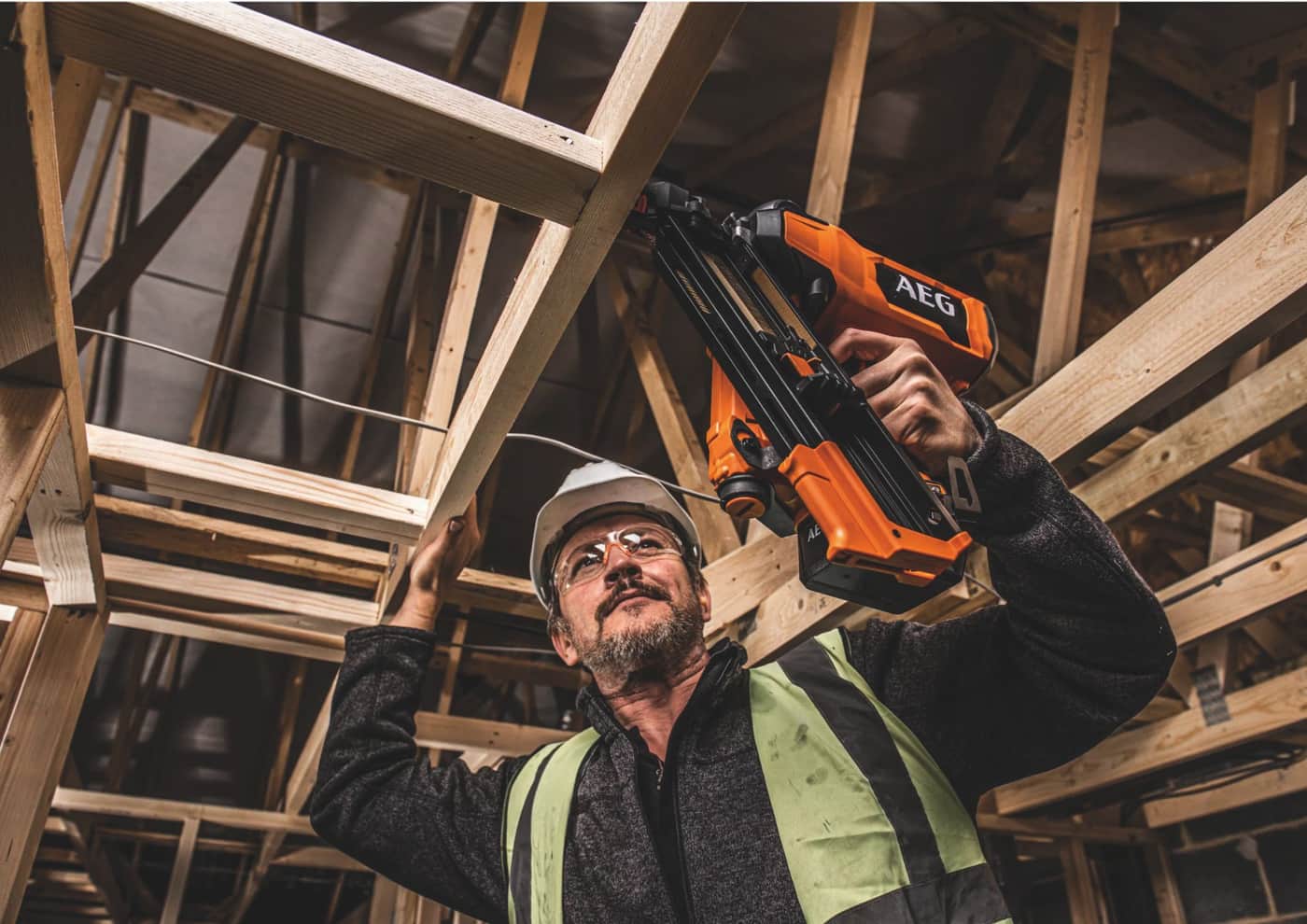 AEG présente son cloueur de charpentier Brushless 18V