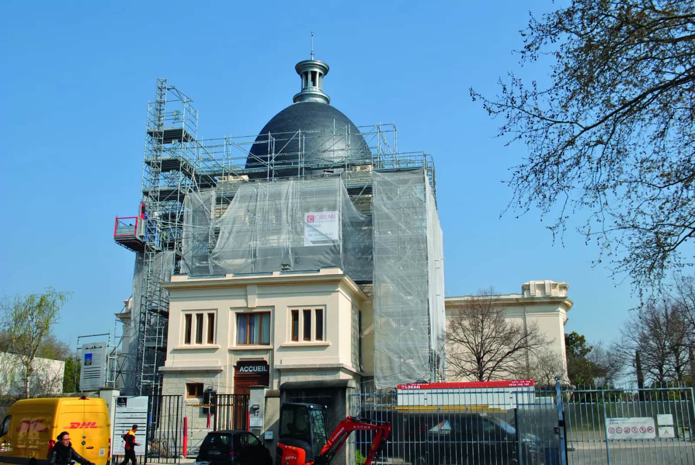 13 000 ardoises pour le dôme du crématorium de Lyon