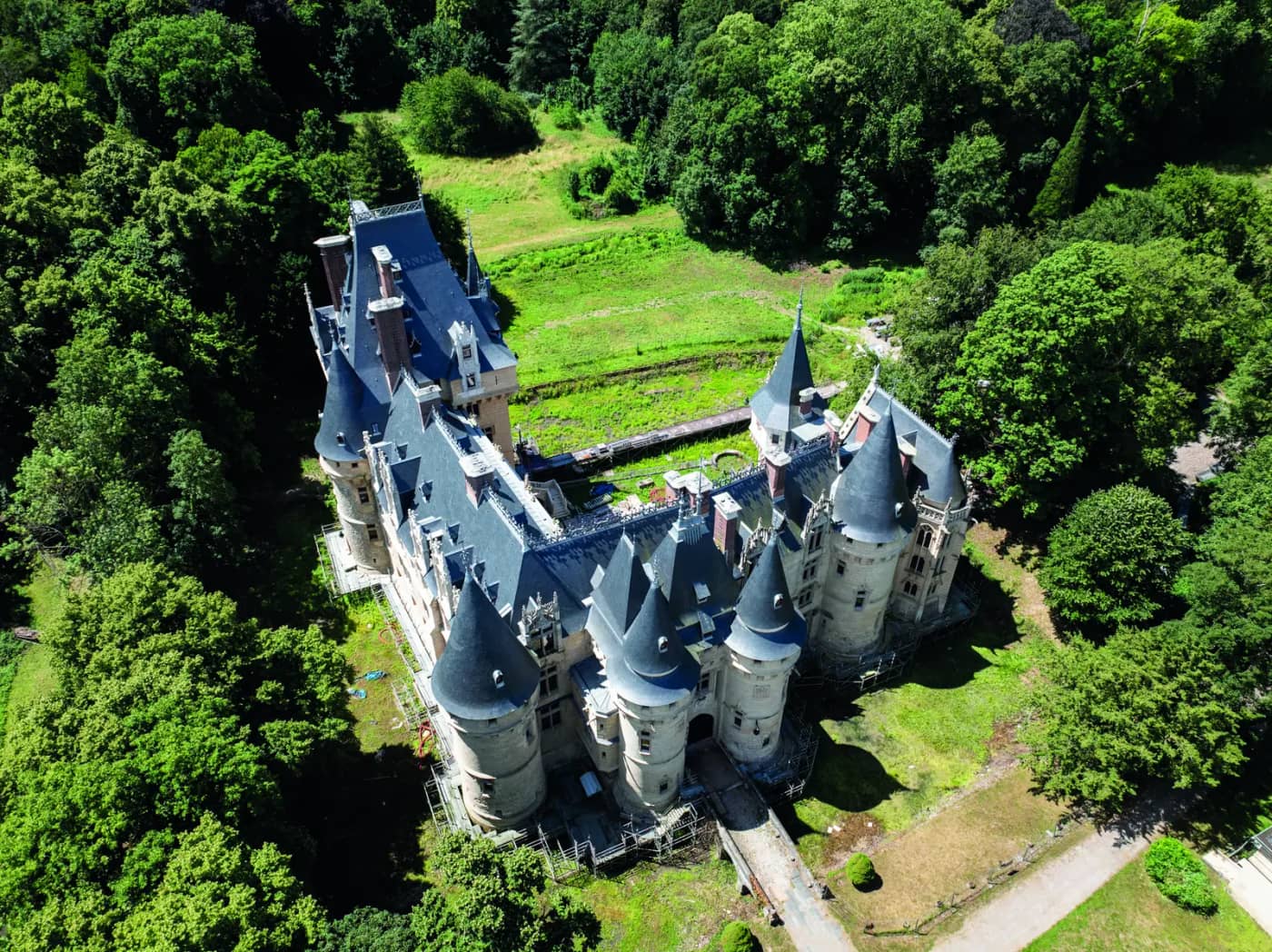 Le château de Vigny retrouve sa silhouette grâce à 3 700 m² d’ardoises naturelles