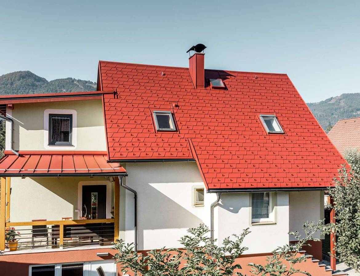 PREFA-Dachschindel-DS19-Oxydrot-Einfamilienhaus.jpg